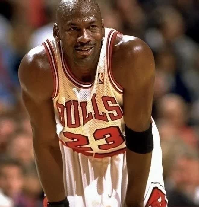 什么才是NBA真正的超巨？看看单赛季季后赛得分榜单就知道了！

12乔丹 9