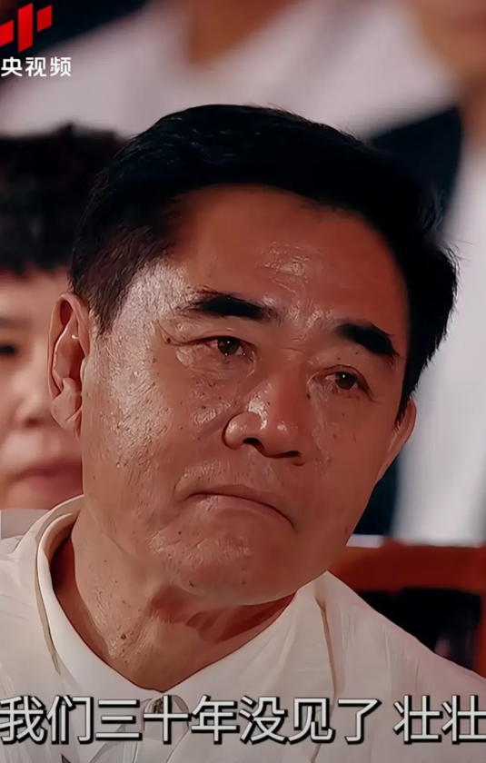 2025中国电影导演之夜 
 朱迅眼含热泪致谢导演田壮壮 
朱迅表示“感恩田导，