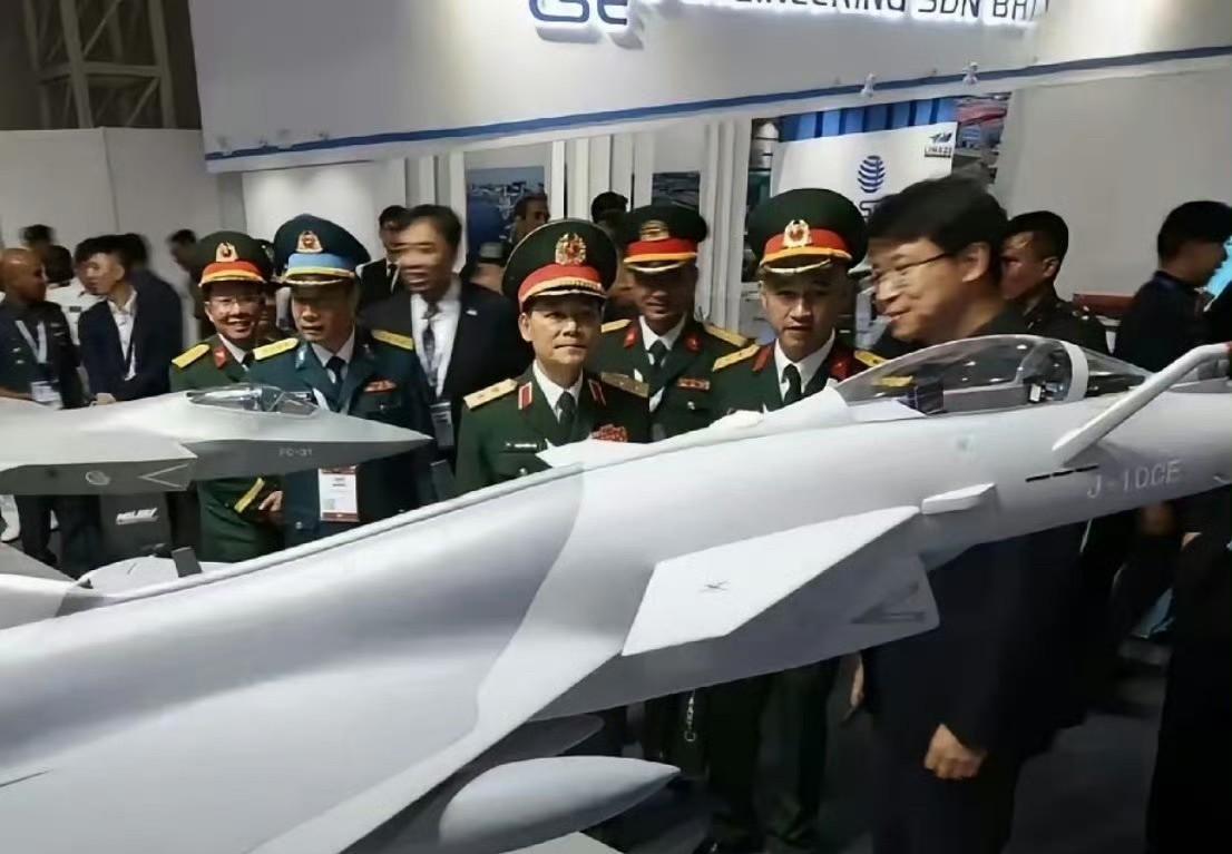 越南人在歼-10CE前的表情，像极了曾经的我们！
2025年马来西亚航展刚刚结束