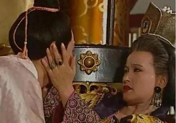 695年，72岁的武则天传32岁的薛怀义进宫侍寝。没曾想当薛怀义解开武则天的龙袍