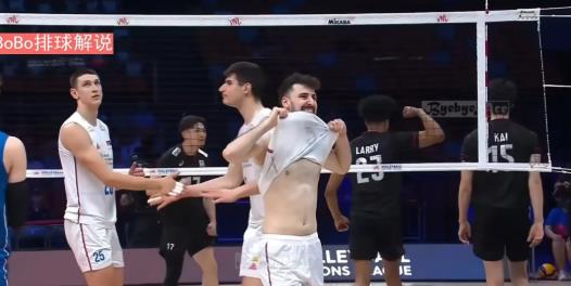 塞尔维亚男排再次输球，0:3输给了日本男排，看来昨天对阵中国男排并没有放水呀。亚
