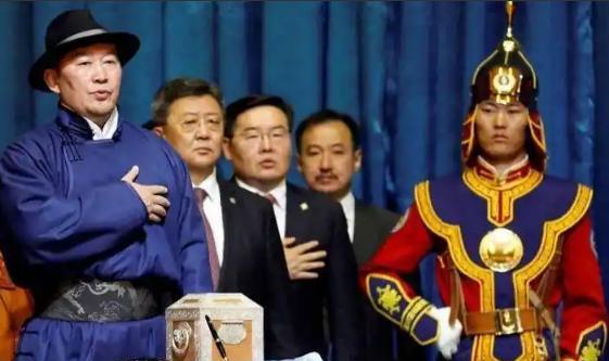 如果国际社会再不采取行动，外蒙古可能真的会陷入危险境地。其内部已经是一片混乱，而