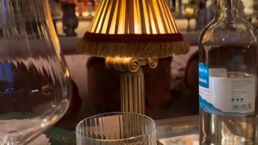 李湘一大早连发五张王诗龄照片，母女高档餐厅共度假期