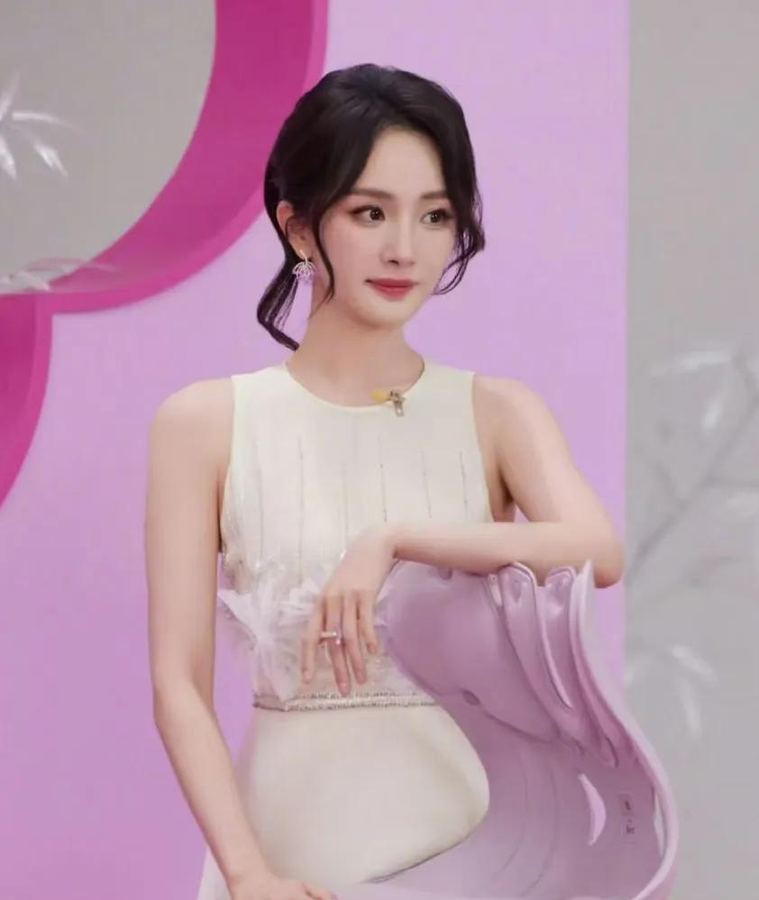 老话是真有内涵，
岁月从来都不会亏待美人，
今天看到了杨幂的线下生图，我整个人都