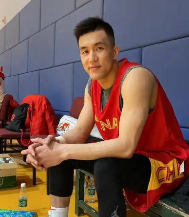近日，CBA球星郭艾伦在河南郑州与多位中国篮球前辈共同出席郑州城BA开幕式活动。