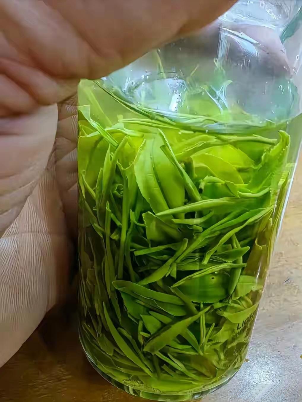 我有个朋友，他家是做茶叶生意的，做的还是信阳毛尖呢。大家都讲信阳毛尖茶香特别浓，