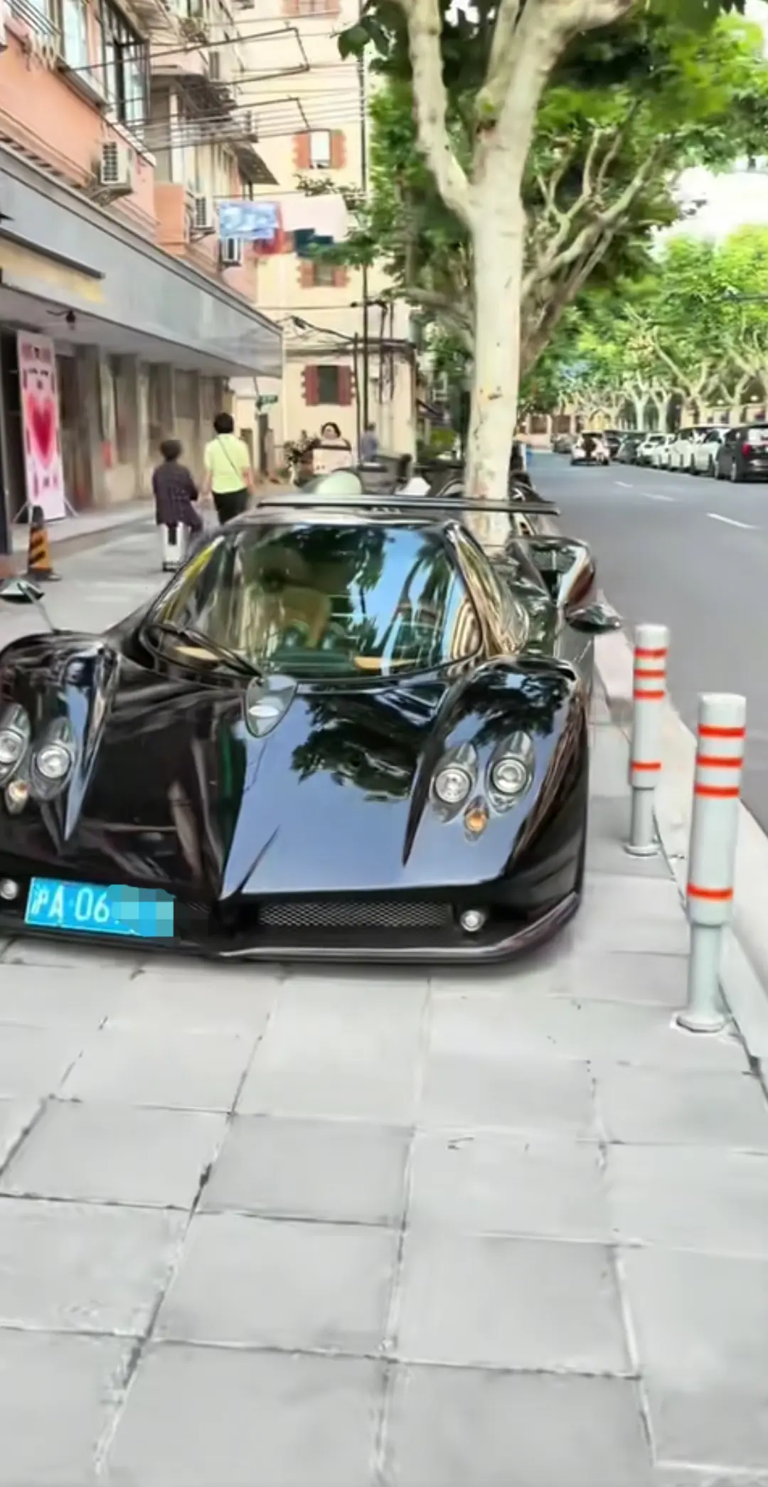 这什么车，保险杠也太低了。
