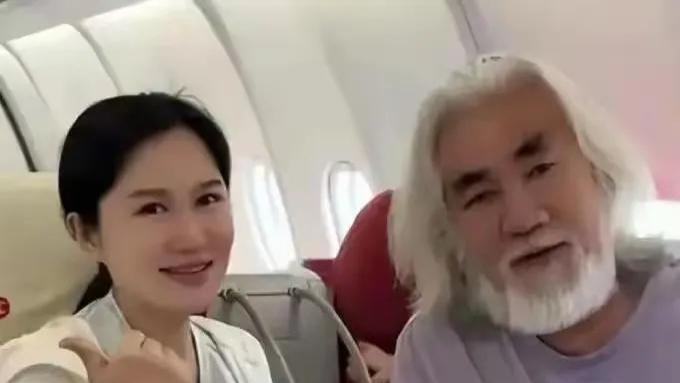 张纪中夫妇现身徐州，离开滤镜美颜的杜星霖又胖又丑，黑脸争吵