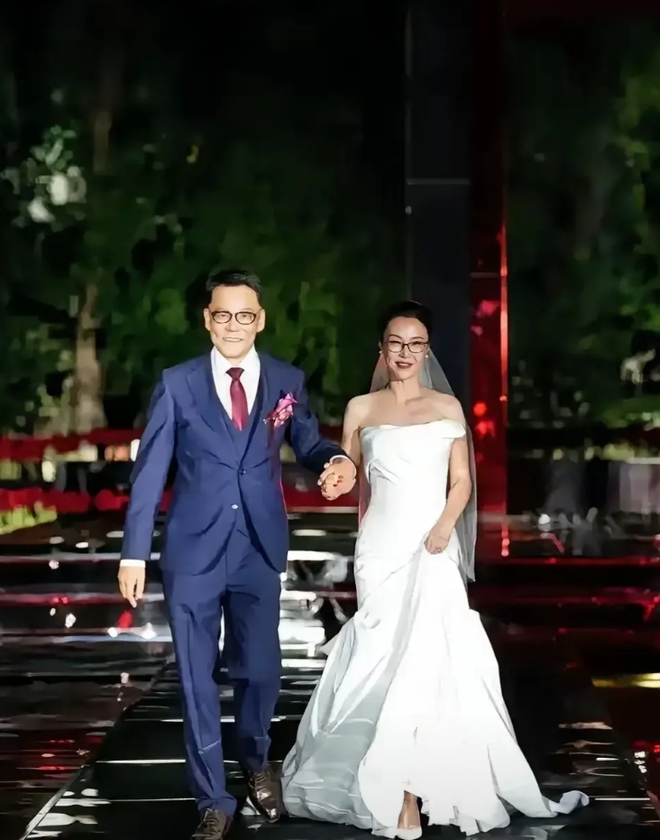 风华正茂时追求的女神没追上，与俞渝在一起结婚生子，创业成功，然后互撕。现在年过六