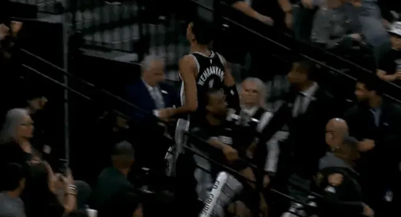 文班亚马距离成为NBA超级巨星，就差一个条件了，那就是耐造！
今天，马刺打尼克斯