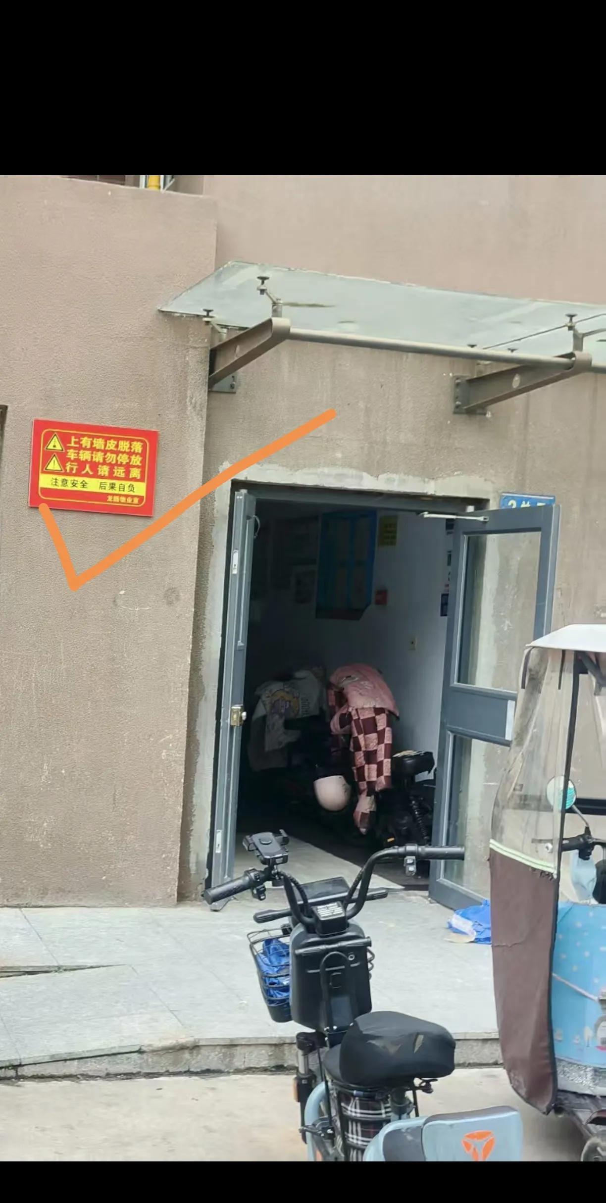物业随意悬挂警示牌，在单元门口挂这样的牌子，业主又如何能避免高空坠物呢？难道居民
