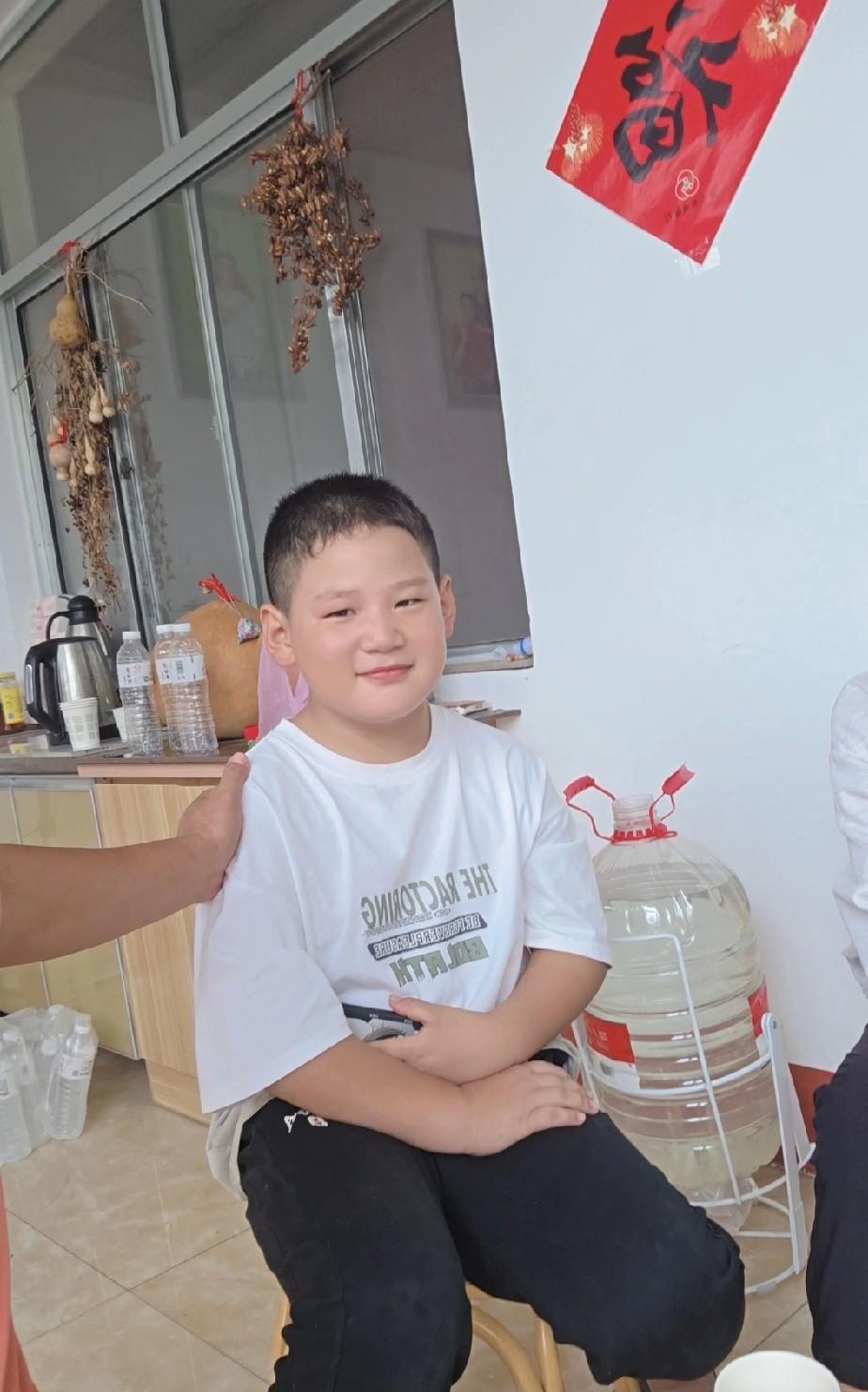 两个孩子，一个想当医生，一个要开挖掘机……
这是我去年在村里结识的两个小老乡、小