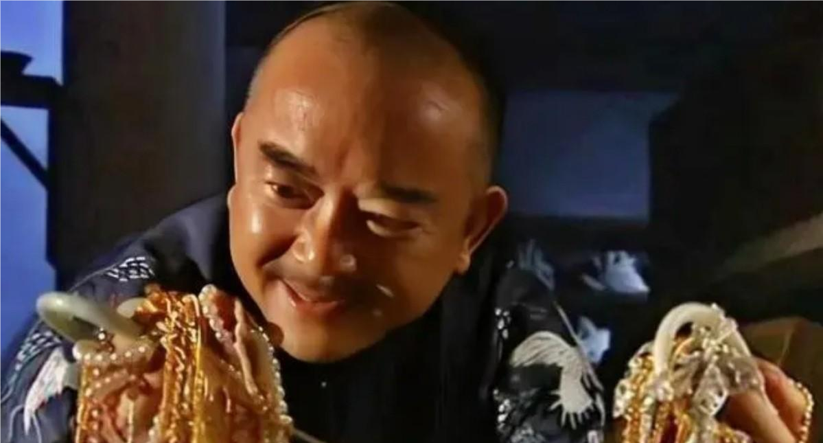 清朝时期，乾隆正在街上散步，突然，一个男子悄悄把他拉到一棵大树下，然后从怀里掏出