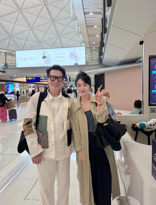 向华强夫妇青春又亮眼！机场偶遇向先生和向太，他俩穿搭好有春天的气息，时尚又有品位