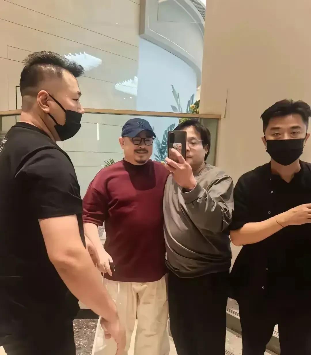 刀郎在大堂偶遇粉丝，
粉丝想和刀郎合个影，
但被保安给推开了，
刀郎一看不高兴了