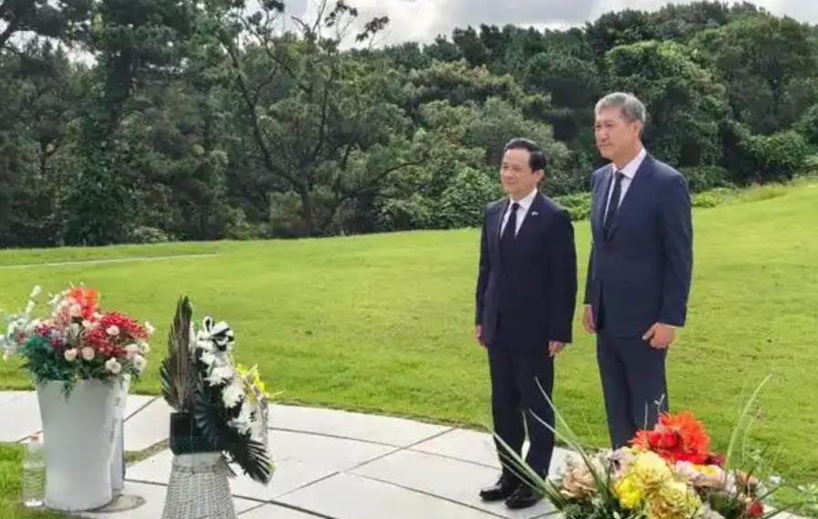 8月19日，我驻韩大使戴兵做出了一个意味深长的动作，抛开了韩国政府，赴坡州祭扫韩