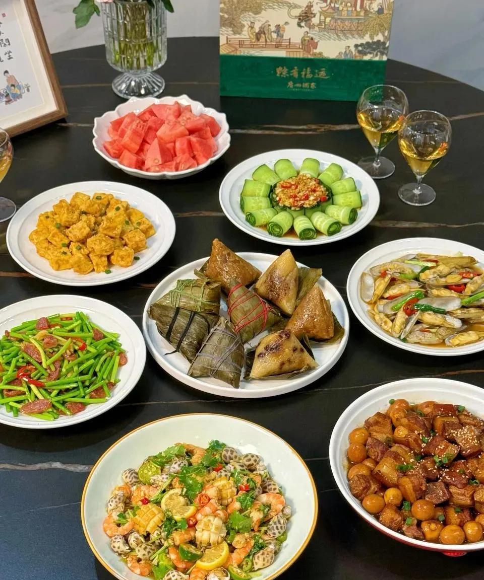 端午节划龙舟
锣鼓喧天
载歌载舞
船在桥下走
人在画中游
还有粽子管够
大家看图