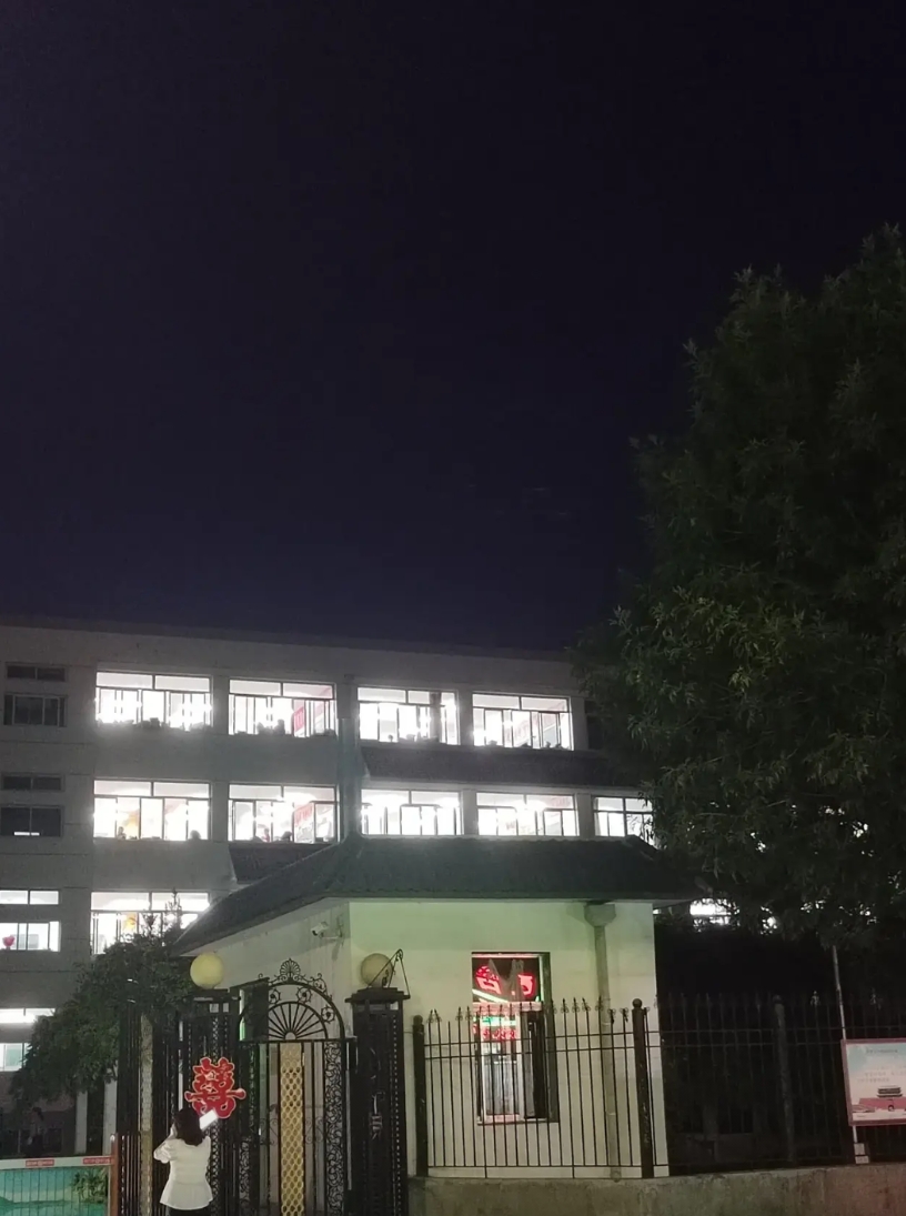 这不是网传，这是真的！
许多高中，明确规定9日高考后，至晚上10点前必须清空物品