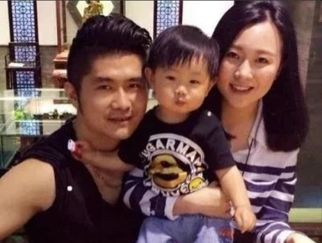 一次，潘长江打电话给潘阳：阳阳，我有个朋友说要给你介绍个对象，你看能不能抽空去看