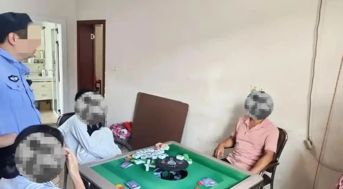浙江杭州一女子与牌友玩牌。

同桌牌友你来我往，消磨个时间，取个乐子，无可厚