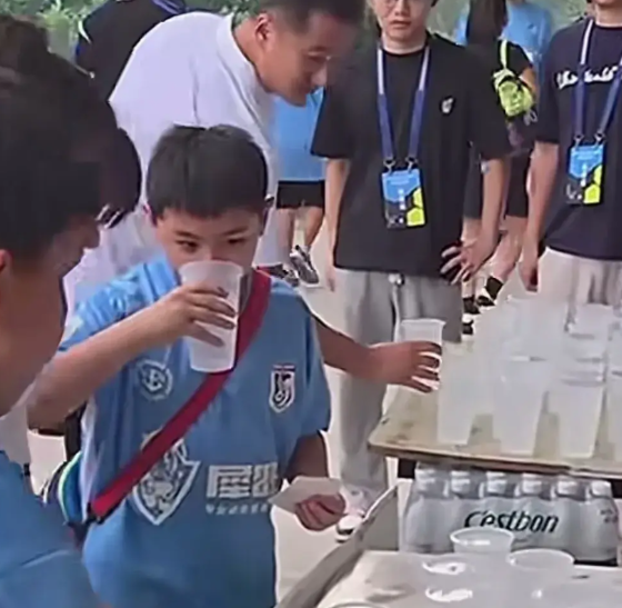 输了比赛，赢了尊重。昨天晚上，河南队4:0大连队，让河南队的球迷又开心了一夜，大