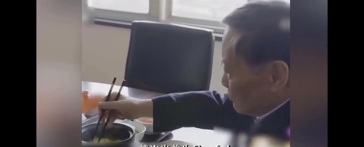 不要崇拜任何人，绝大部分有头有脸的人，都是坏人。他们不坏，根本出不了名。纯粹的好
