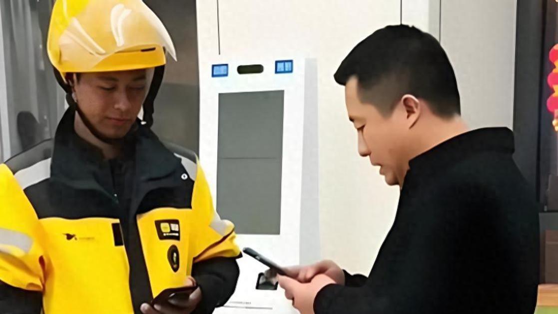 外卖小哥撞倒女孩，父亲却拒赔还感谢，背后故事令人泪目