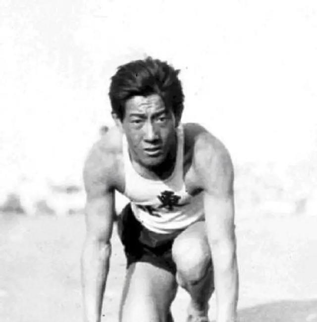 1932年，在张学良8000银元的资助下，刘长春一个人单刀赴会，前往美国洛杉矶参