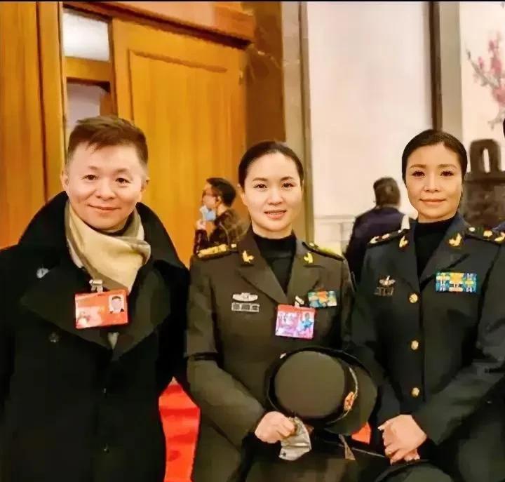 左边的是男高音歌唱家王宏伟老师，他唱歌入情感，比演戏还入戏，如今虽然两鬓斑白，但