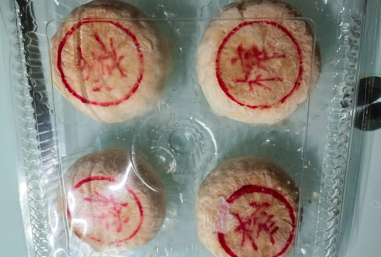 鲜肉月饼，就是把肉包子换一个皮儿，但却比肉包子好吃！
每年到中秋，除了我最爱吃的