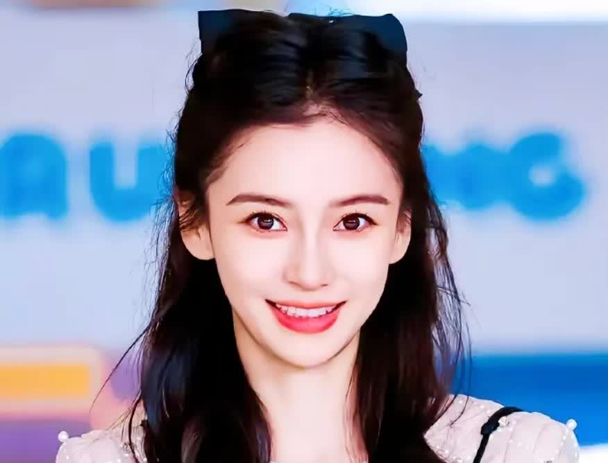 Angelababy和黄晓明离婚了，
黄晓明说不争孩子，愿意分财产，
原因是