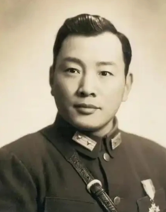 1949年，我军意外俘虏国民党中将，但却没人认识他，正要押走时，突然有人笑着问他