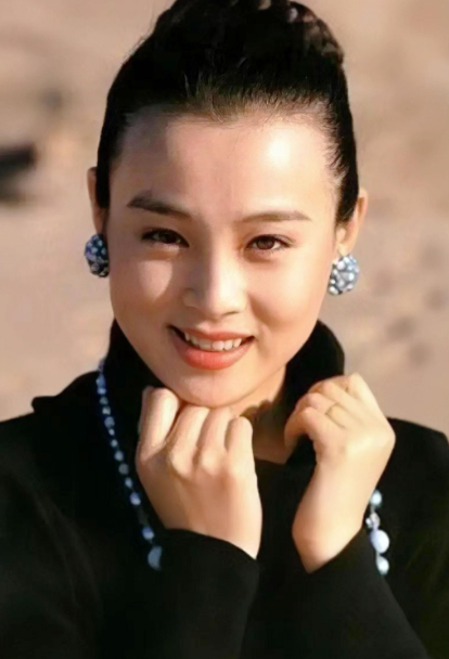 当年，英宁向刚生下女儿不久的妻子赵明明提出离婚，赵明明追问原因，英宁支支吾吾就是