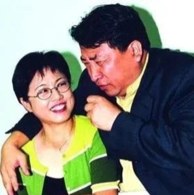 1998年，姜昆给妻子打了一个越洋电话：“我想收养一个6岁的孩子”，妻子拒绝了，