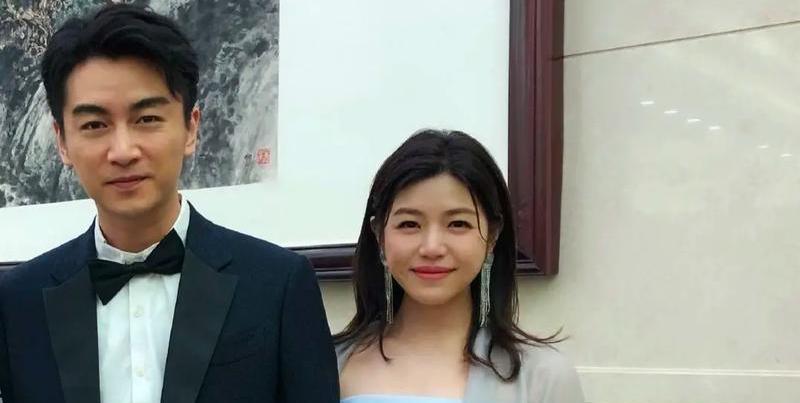 陈妍希被拍“陈晓分身”聚餐！眉眼撞脸老公2.0，网友：这是婚姻代餐文学照进现实？