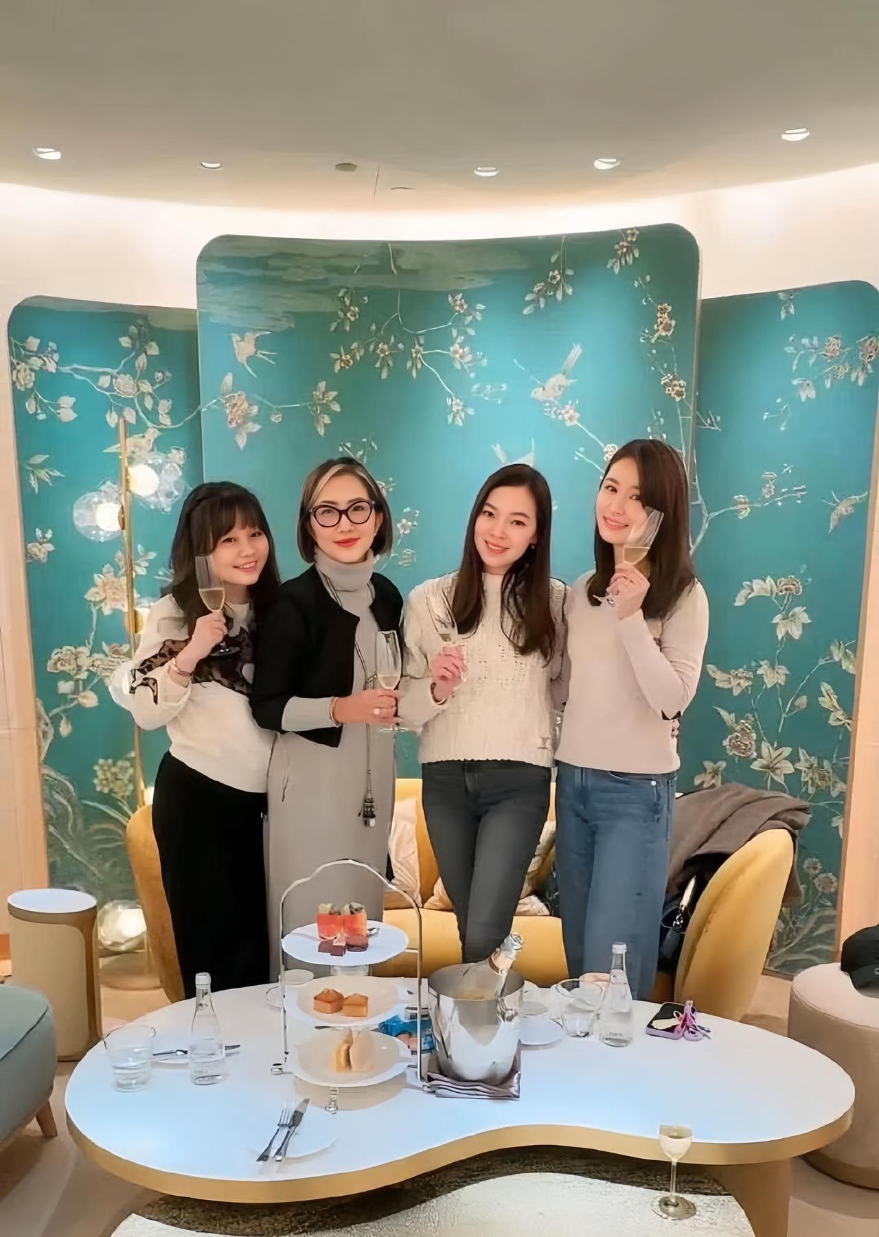 霍建华有一位如此漂亮优秀的贤内助，好幸福啊。
林心如在台湾的交际圈这么厉害，与富