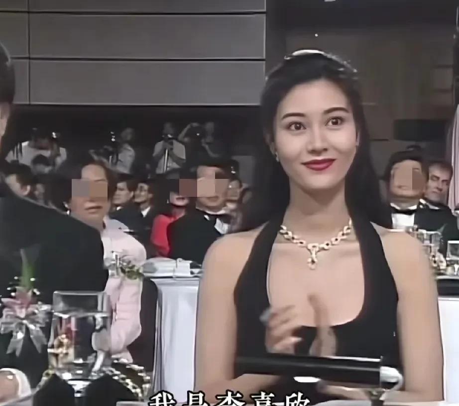 2022年李嘉欣因为心肺功能衰竭紧急入院，
一度进入生命的危险期！
好在通过及时