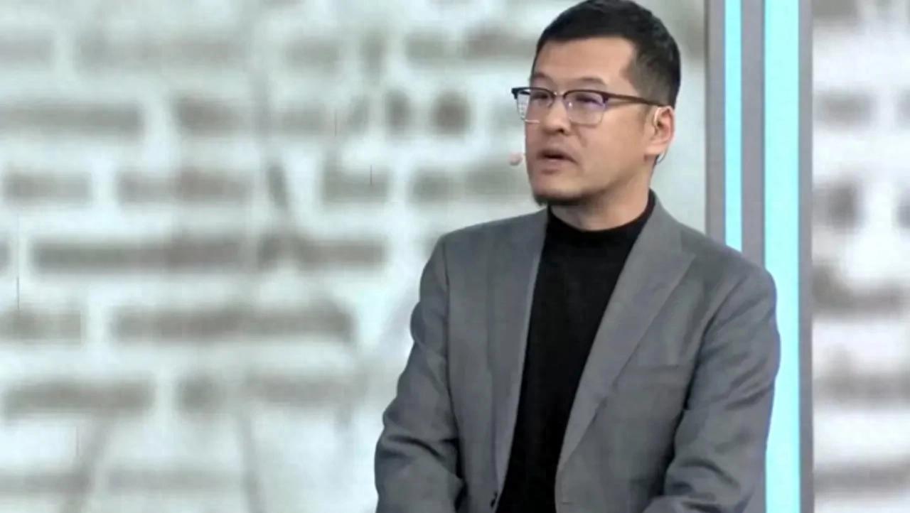中国媒体人膝盖跪久了，连等人都是福报？杨毅把职业憋屈当勋章，苏群用行业潜规则洗地