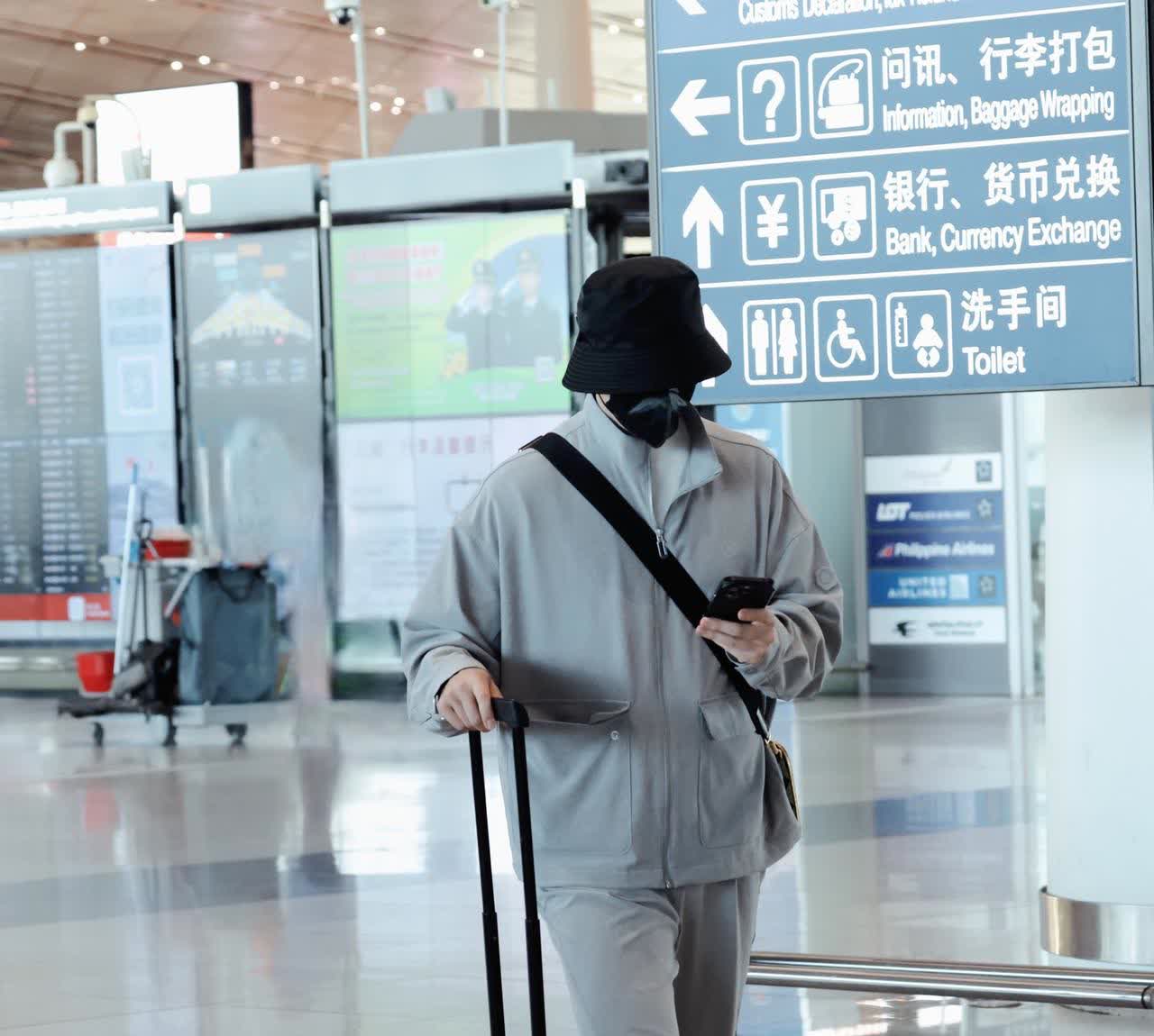 被马龙笑晕了。
4月27日晚上，马龙北京机场出发去杭州。在机场大厅一边走一边玩