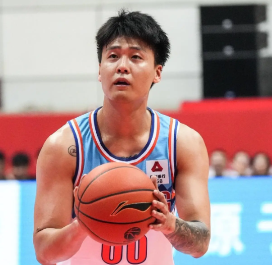 赵睿在广东拿下三连冠第三个赛季转会新疆。

张镇麟在辽宁队拿下三连冠第二赛季转会