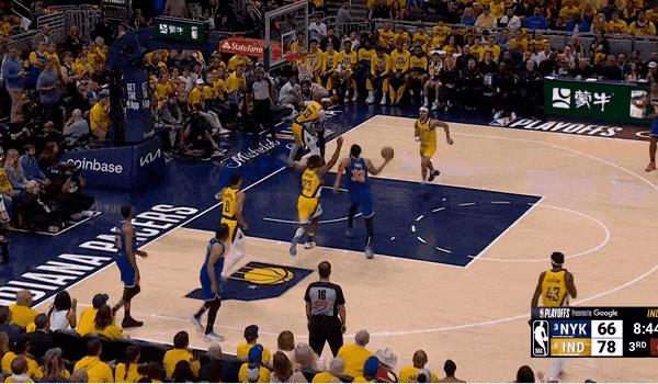 硬唐来袭！唐斯举火烧天完成单手劈扣！
在今天NBA季后赛东决G4的第三节比赛中，