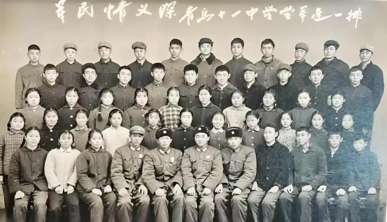 学军集体照想想就超有意义！这集体照不仅是一张照片，更是学军学子拼搏向上的见证。现