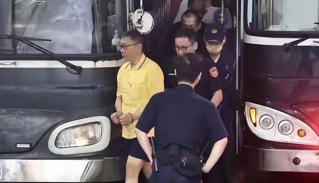 柯文哲的故事，颇耐人寻味。
本是一医生，还当过御医，后从政。
曾主政台北市，也算