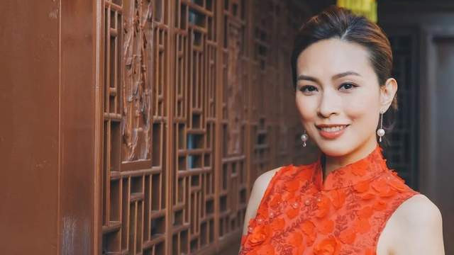 她是港姐亚军39岁嫁名医，住半山豪宅获送蓝筹股，睡衣穿足15年