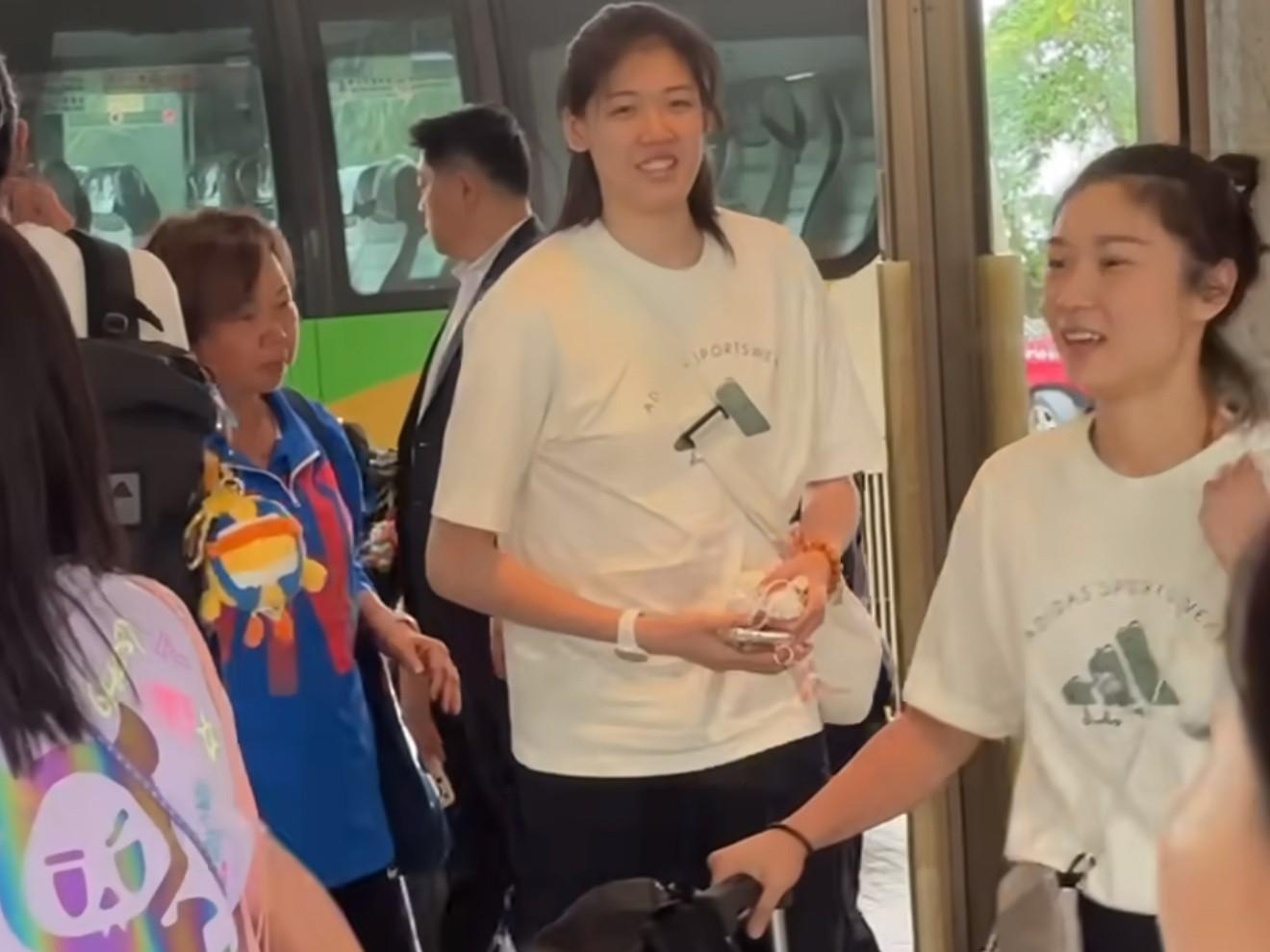 李盈莹随中国女排抵达香港，范泊宁和郑欣怡缺席，难道她将进入第二周香港站的十四人阵