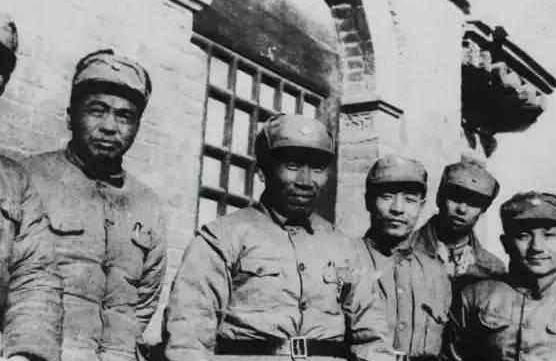1979年的一个战地指挥所，连长与一个新兵蛋子相拥而泣，周围的战友也纷纷竖起大拇