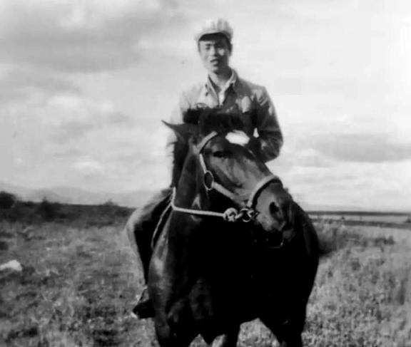 1949年，老红军黄明生返回宁都老家探亲，却四处找不到亲人了。最终，在当地干部的