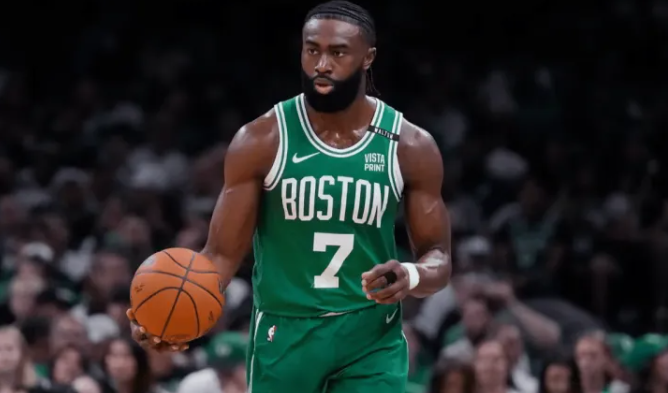 NBA篮球运营执行副总裁詹姆斯-琼斯今日宣布，波士顿凯尔特人球员杰伦-布朗因公开