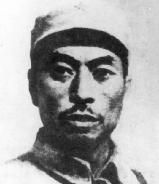 1951年，华北军区军械处科长程斌，在门洞下躲避突然出现的大雨，没想到正好碰到抗