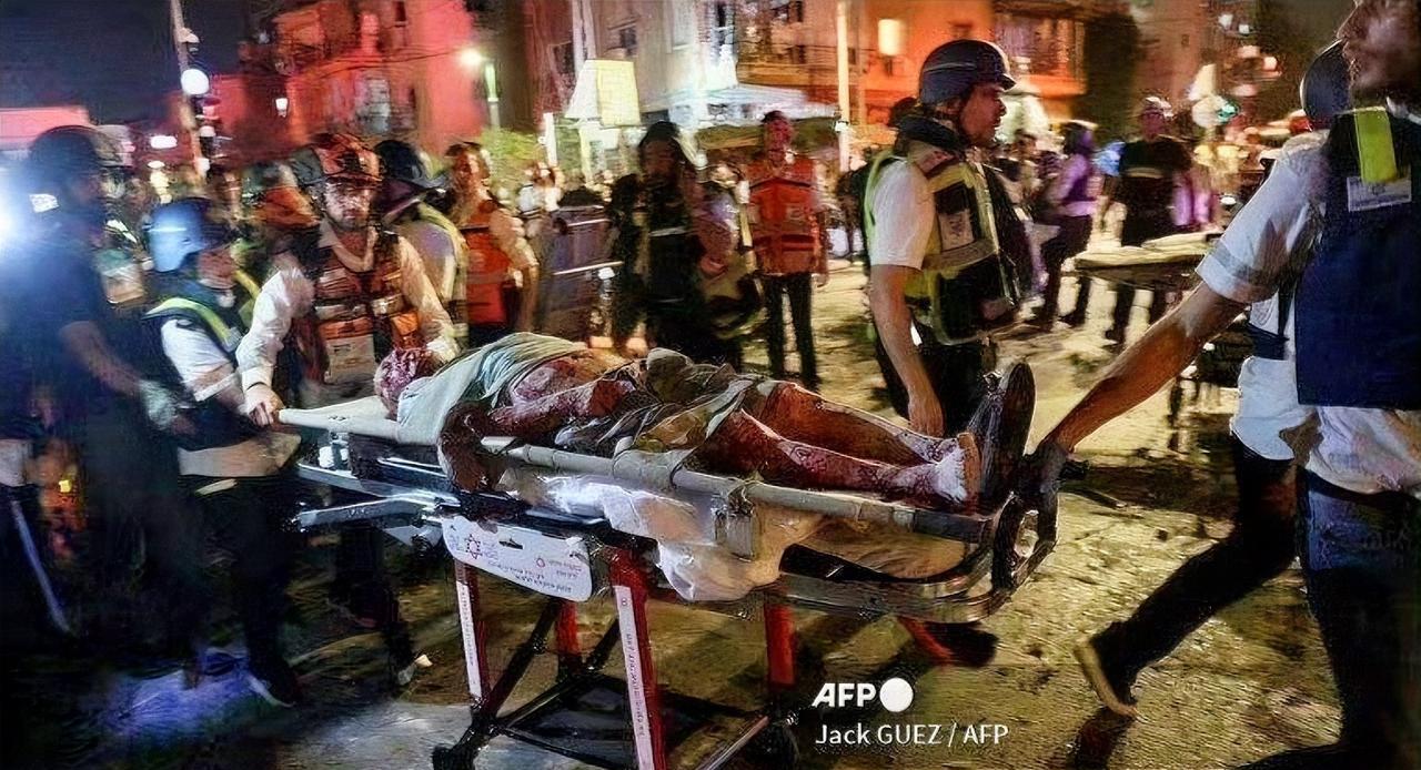 以色列国防部大楼正在持续向外运送死伤者，这波导弹攻击下来以色列也挺难受的，伊朗拿
